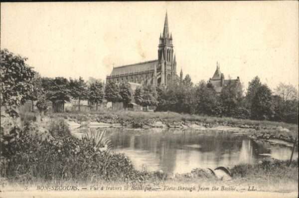 Bonsecours 76 Vue travers la Basilique