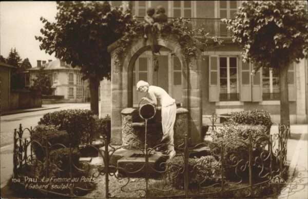 Pau 64 Femme au Puits