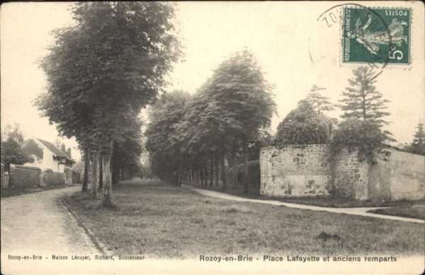 Rozay-en-Brie Place Lafayette anciens remparts