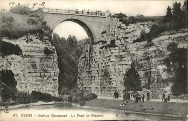 Paris Buttes Chaumont Pont de Briques