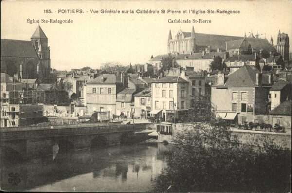 Poitiers 86 Cathedrale St Pierre Eglise Ste Radegon