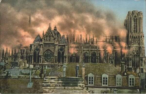 Reims Champagne Ardenne Cathedrale pendant l'Incendie