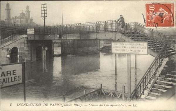 Paris Inondations Station du Champ de Mars