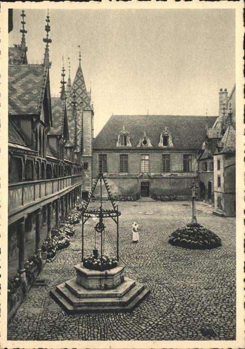 Beaune Hotel Dieu Cour honneur Puits