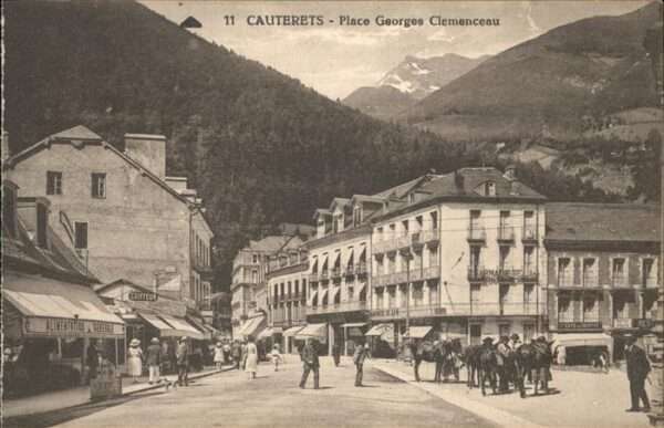Cauterets Place Georges Clemenceau Pferd