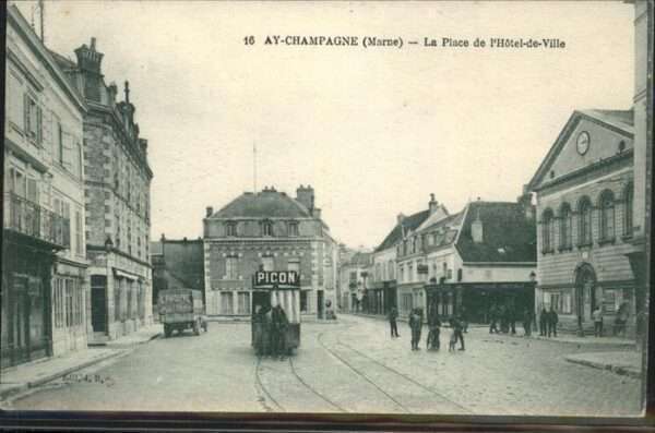 Ay Marne Place de l_Hotel-de-Ville Strassenbahn