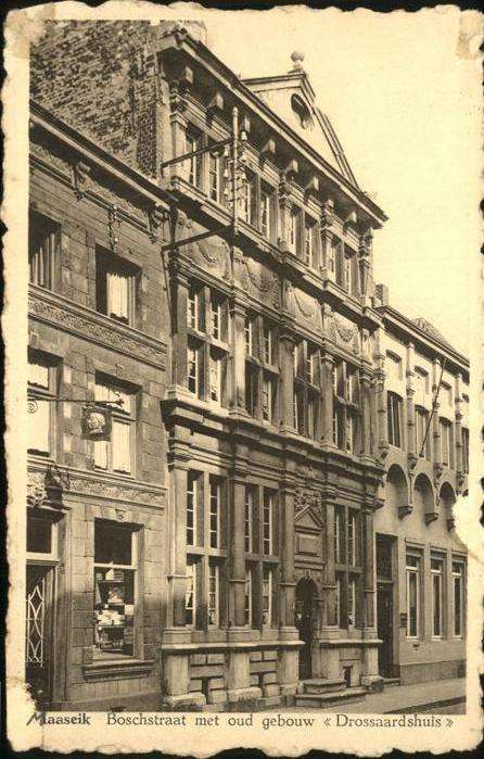 Maaseik Boschstraat met oud gebouw Drossardshui