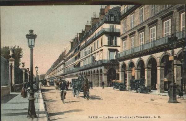 Paris Rue de Rivoli aux Tuileries