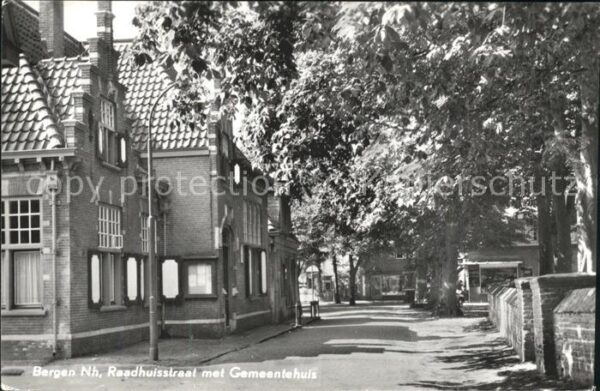 Bergen aan Zee Raadhuisstraat met Gemeentehuis