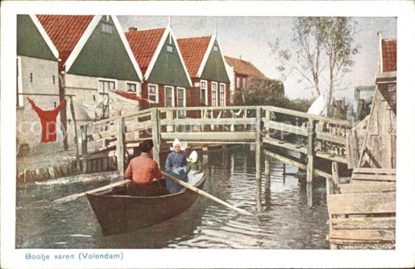 Volendam Bootje varen Brücke Wohnhäuser am Fluss
