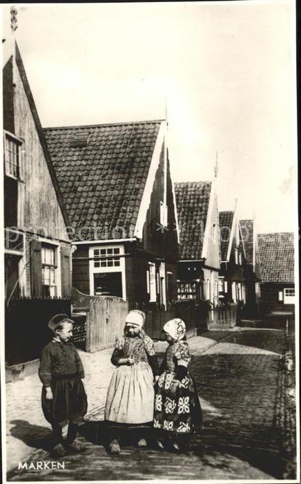 Marken Dorfpartie Kinder Trachten
