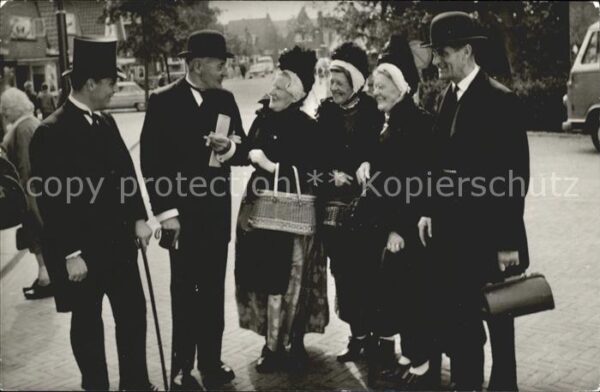 Schagen Niederlande Ome Gert in de arm genomen Gruppenbild