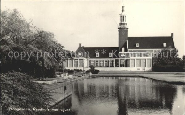 Hoogeveen Raadhuis met vijver Rathaus