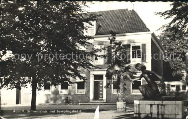 Assen Gemeentehuis met bevrijdingsbeeld Monum