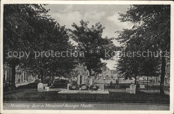Middelburg Zeeland Dam met Monument Koningin Moeder Denkma