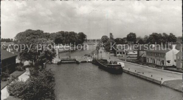 Dokkum Kanal Zugbrücke Frachtkahn