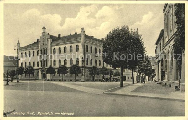 Zielenzig Ostbrandenburg Marktplatz mit Rathaus