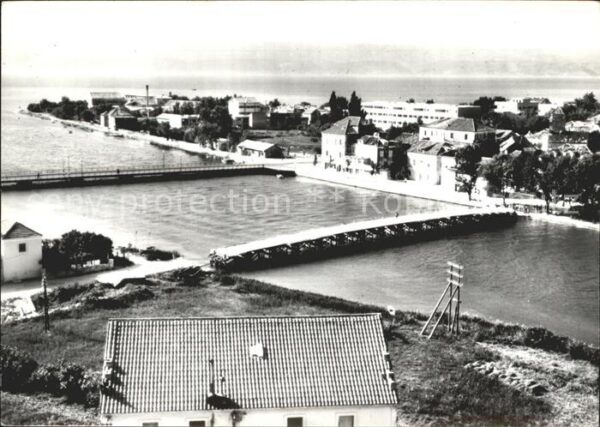 Omis Parie am Wasser