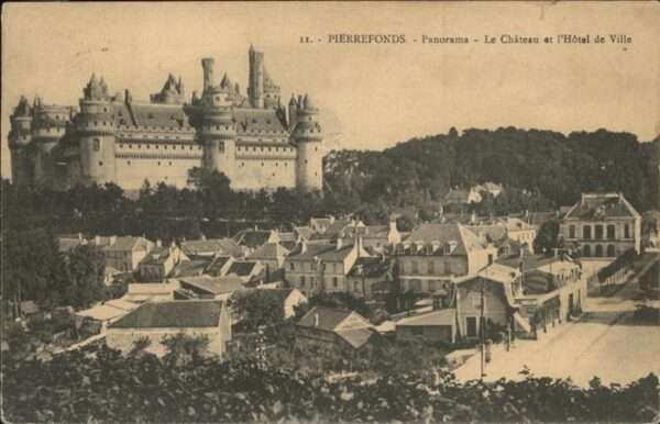 Pierrefonds Oise Le Chateau et l_Hotel de Ville