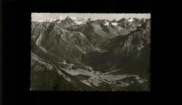 Berguen Bravuogn GR Panorama mit Latsch gegen Berninagruppe