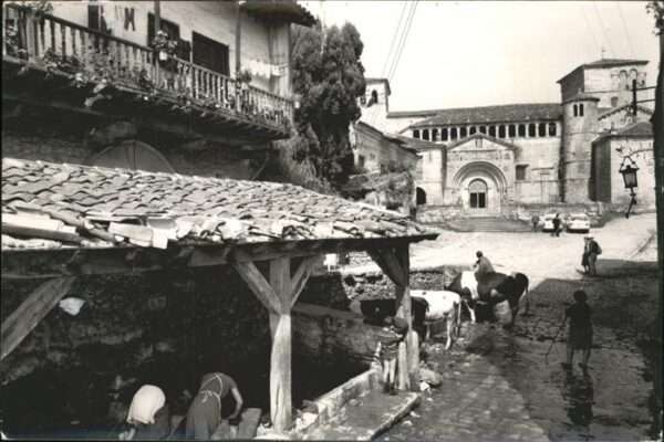 Santillana del Mar Brunnen Viehtränke Kuh