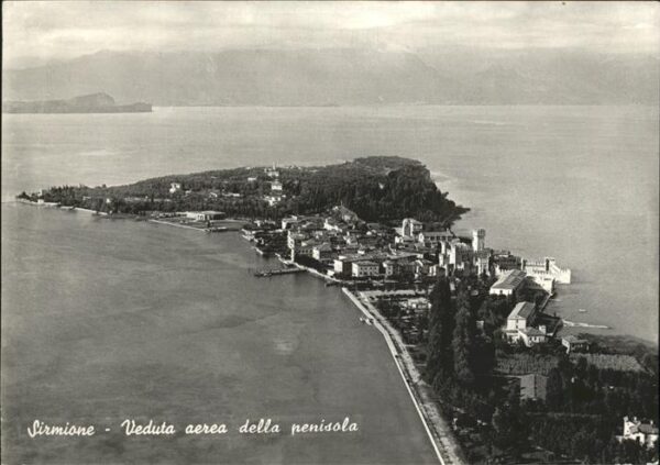 Sirmione Lago di Garda Veduta aerea della penisola