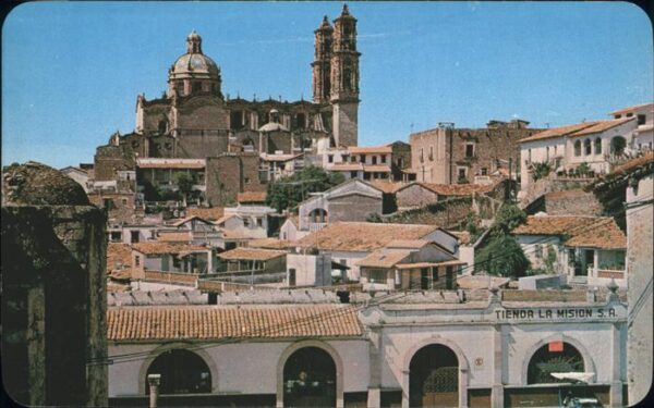 Taxco Tienda La Mision y la Parroquia de Sant