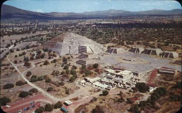Teotihuacan Plaza y Piramide del la Luna Pyramide v