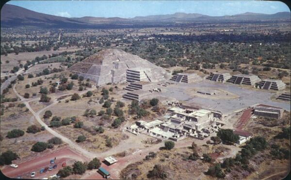 Teotihuacan Vista aerea Plaza y Piramide del la Lun