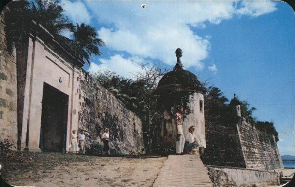 San Juan Puerto Rico Puerta de San Juan viejas murallas