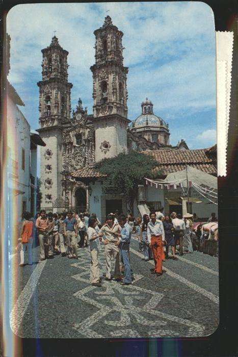Taxco Calle San Agustin y la Parroquia de San