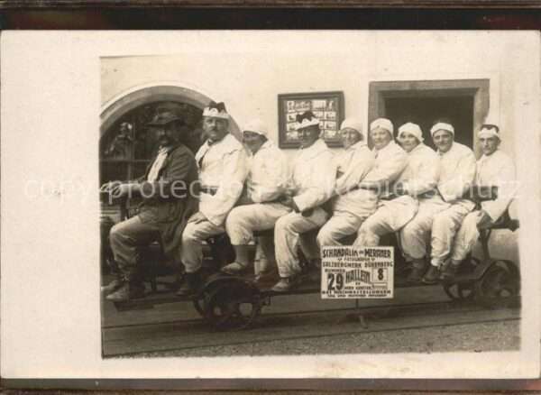 Salzbergwerk Dürrnberg Bergbahn Gruppenfoto Schandal