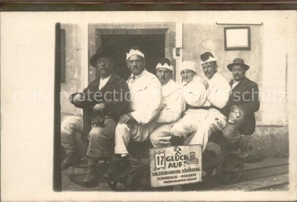 Salzbergwerk Dürrnberg Bergbahn Gruppenfoto Schandal