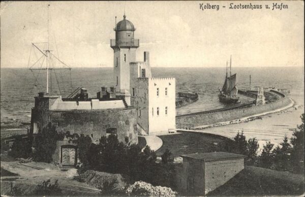 Kolberg Ostseebad Kolobrzeg Lotsenhaus und Hafen Schiff