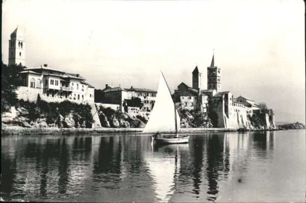 Rab Kroatien Teilansicht von Seeseite Kirche Segelbo
