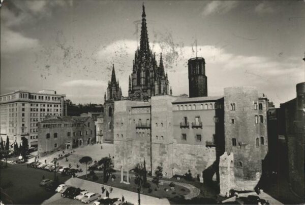 Barcelona Cataluna Avenida de la Catedral y muralla del ba