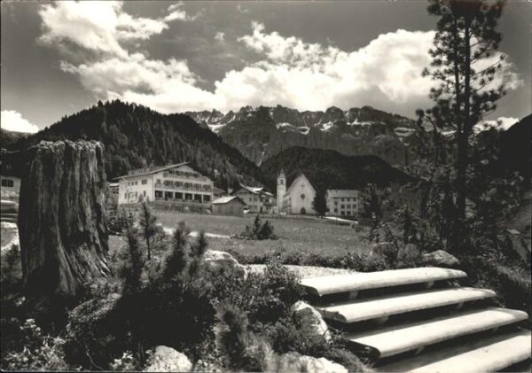 Wolkenstein Groeden Teilansicht mit Sellagruppe Dolomiten