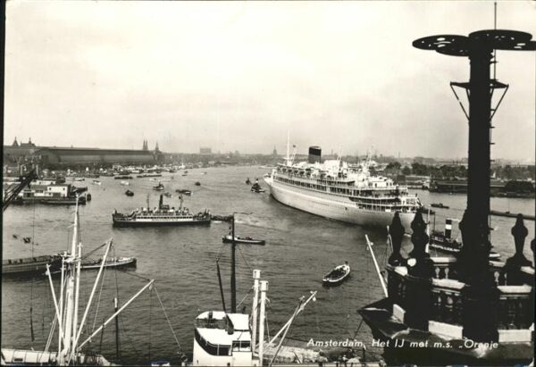 Amsterdam Niederlande Het IJ met m.s. Oranje Passagierschiff