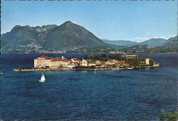 Isola Bella Lago Maggiore Gesamtansicht mit Alpenpanorma Segelboo