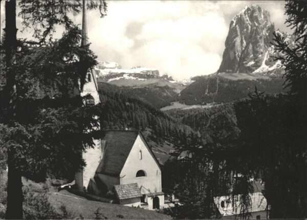 St Ulrich Groeden Tirol Kirche von St Jakob mit Dolomiten