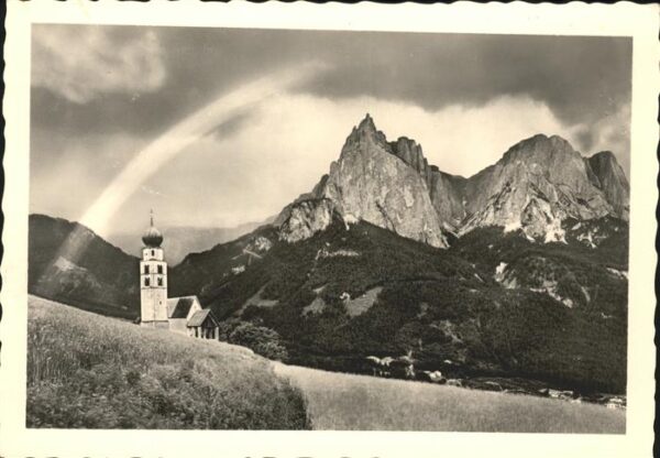 Seis Schlern St Valentin mit Dolomiten