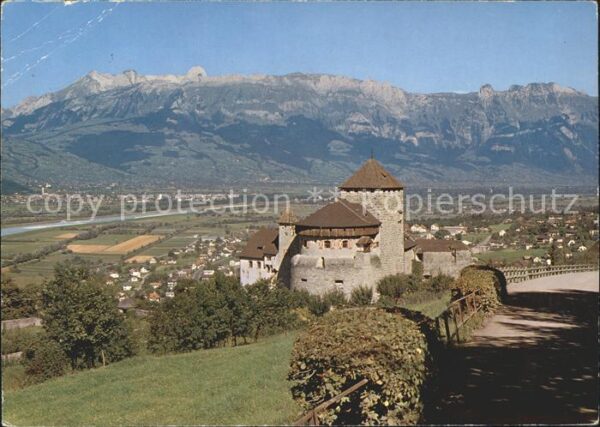 Vaduz Schloss Blick ins Rheintal Alpenpanoram