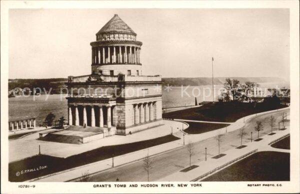 New York City Crants Tomb and Hudson River