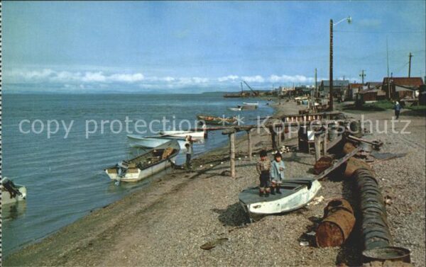 Kotzebue Kinder am Strand Boote Eskimos
