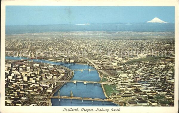 Portland Oregon Fliegeraufnahme Bridges and Mount St. H