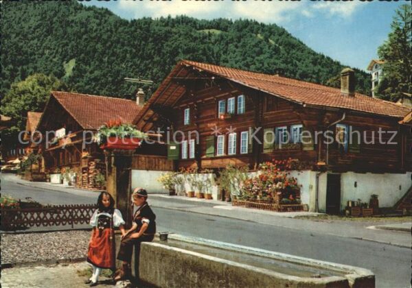 Trachten Schweiz Dorfmotiv Berner Oberland Kinder in Ber