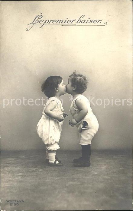 Kinder Child Enfants Le premier baiser Küssen