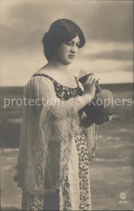 Foto LL Nr. 197/2 Frau Vase