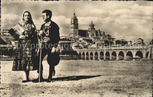 Salamanca Castilla y Leon Pareia de charros y vista general