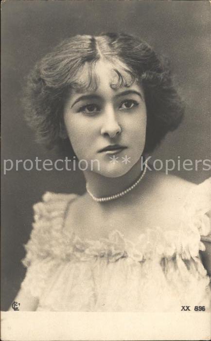 Foto GLCo Nr. 896 Frau Perlenkette